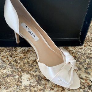 Cream heeled dress shoe